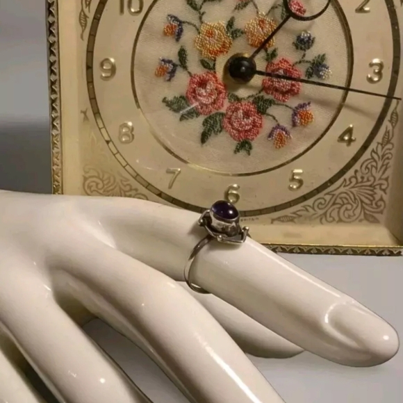 Vintage 925 Amethyst Purple Glow Dainty Ring See Pictures For Size & Condition - Picture 5 of 7